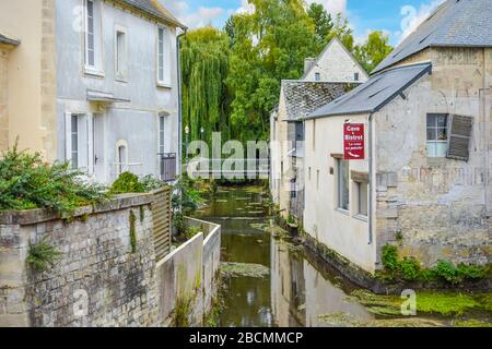 Malerische Gebäude entlang der Aure Fluss in der Normandie Stadt Bayeux Frankreich in der Nähe der alten Mühle Stockfoto