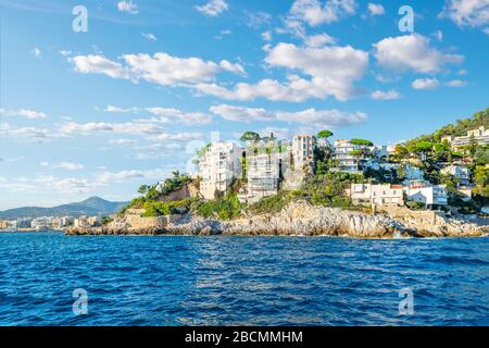 Villen und Luxuswohnungen am Hang entlang der Küste der französischen Riviera in der Nähe von Saint Jean Cap Ferrat, Frankreich. Stockfoto