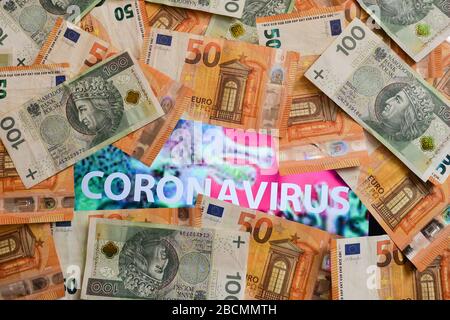 Polen. April 2020. In diesem Foto illustrieren wir eine hundert polnische Zloty und fünfzig Euro-Banknoten mit einem Coronavirus-Hintergrund. Währungsexperten weisen darauf hin, dass die Schwächung des polnischen Zloty auf die Stärke des US-Dollars zurückzuführen ist. Im vergangenen Monat sind â'¬/PLN-Wechselkurse mit etwa 4,50-4,60 die schwächsten seit 2009. Kredit: Cezary Kowalski/SOPA images/ZUMA Wire/Alamy Live News Stockfoto