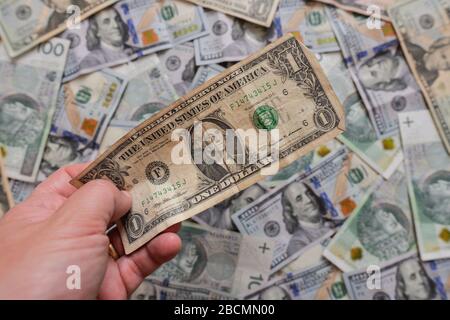 Polen. April 2020. In diesem Foto wird eine einzige US-Dollar-Banknote mit Hintergrundansicht von einhundert polnischen Zloty- und einhundert US-Dollar-Banknoten abgebildet.Währungsspezialisten weisen darauf hin, dass die Schwächung des polnischen Zloty auf die Stärke des US-Dollars zurückzuführen ist. Im vergangenen Monat sind â'¬/PLN-Wechselkurse mit etwa 4,50-4,60 die schwächsten seit 2009. Kredit: Cezary Kowalski/SOPA images/ZUMA Wire/Alamy Live News Stockfoto
