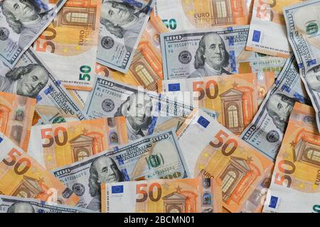 Polen. April 2020. In diesem Foto werden einhundert US-Dollar und fünfzig Euro-Banknoten angezeigt. Kredit: Cezary Kowalski/SOPA images/ZUMA Wire/Alamy Live News Stockfoto