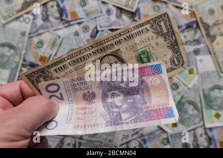 Polen. April 2020. In dieser Abbildung zeigen zwanzig polnische Zloty- und eine Ein-Dollar-Banknoten mit Hintergrundansicht von einhundert polnischen Zloty- und einhundert US-Dollar-Banknoten.Währungsexperten weisen darauf hin, dass die Schwächung des polnischen Zloty auf die Stärke des US-Dollars zurückzuführen ist. Im vergangenen Monat sind â'¬/PLN-Wechselkurse mit etwa 4,50-4,60 die schwächsten seit 2009. Kredit: Cezary Kowalski/SOPA images/ZUMA Wire/Alamy Live News Stockfoto
