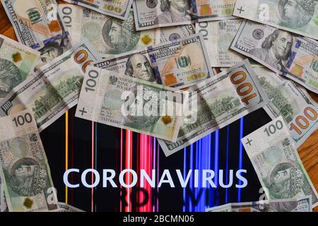 Polen. April 2020. In diesem Foto werden hundert polnische Zloty- und einhundert US-Dollar-Banknoten mit einem Coronavirus-Hintergrund abgebildet. Währungsexperten weisen darauf hin, dass die Schwächung des polnischen Zloty auf die Stärke des US-Dollars zurückzuführen ist. Im vergangenen Monat sind â'¬/PLN-Wechselkurse mit etwa 4,50-4,60 die schwächsten seit 2009. Kredit: Cezary Kowalski/SOPA images/ZUMA Wire/Alamy Live News Stockfoto