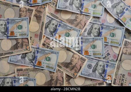 Polen. April 2020. In diesem Foto sind ein 100-US-Dollar und 10.000 japanische Yen-Banknoten abgebildet. Kredit: Cezary Kowalski/SOPA images/ZUMA Wire/Alamy Live News Stockfoto