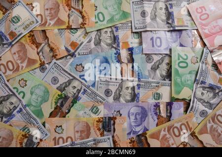 Polen. April 2020. In diesem Foto sind die Banknoten des US-Dollars und des kanadischen Dollars abgebildet. Kredit: Cezary Kowalski/SOPA images/ZUMA Wire/Alamy Live News Stockfoto