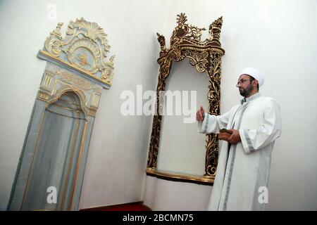 ISTANBUL, TÜRKEI - 23. JULI: Leiter des Betens (Imam) zeigt islamischen Bogen in der Arap Moschee am 23. Juli 2013 in Istanbul, Türkei. Die Moschee war ursprünglich eine im Jahre 1325 errichtete Römisch-Katholische Kirche. Stockfoto