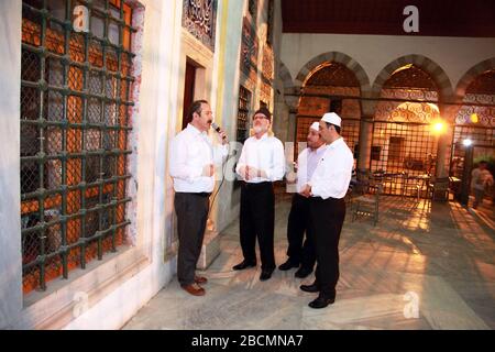 ISTANBUL, TÜRKEI - 23. JULI: Prayer Leaders (imam) Talking Muslum Groups am 23. Juli 2013 in Istanbul, Türkei. Stockfoto