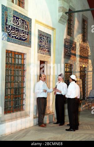 ISTANBUL, TÜRKEI - 23. JULI: Prayer Leaders (imam) Talking Muslum Groups am 23. Juli 2013 in Istanbul, Türkei. Stockfoto