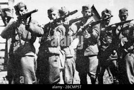 'Slovenščina: Štab 2. Brigade Bataljona Gradnikove. Z leve na desno: Alojz Tomšič (politični komisar), Franc Mavrič (Namestnik komandanta), Silvo Koler (Namestnik političnega komisarja) in Ibro Ibraimi (komandant).; zwischen 1943 und 1945 Datum QS:P,+1943-00-00T00:00:00:00Z/8,P1319:00; +000-9 Petelin, Stanko. Nova Gorica, Soča, 1966.; unbekannter Autor; '