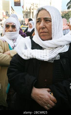 ISTANBUL, Türkei - Januar 17: Der Frieden Mütter (Türkisch: Baris Anneleri) ist ein Frauen Bürgerrechtsbewegung in Aktivismus bei Galatasaray Square am 17. Januar 2009 in Istanbul, Türkei. Stockfoto