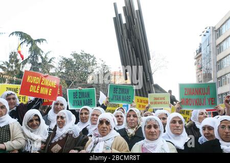 ISTANBUL, Türkei - Januar 17: Der Frieden Mütter (Türkisch: Baris Anneleri) ist ein Frauen Bürgerrechtsbewegung in Aktivismus bei Galatasaray Square am 17. Januar 2009 in Istanbul, Türkei. Stockfoto