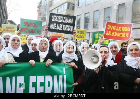 ISTANBUL, Türkei - Januar 17: Der Frieden Mütter (Türkisch: Baris Anneleri) ist ein Frauen Bürgerrechtsbewegung in Aktivismus bei Galatasaray Square am 17. Januar 2009 in Istanbul, Türkei. Stockfoto