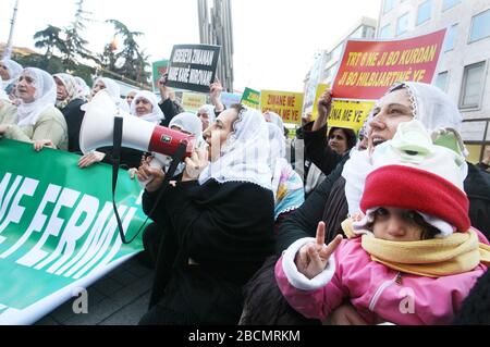 ISTANBUL, Türkei - Januar 17: Der Frieden Mütter (Türkisch: Baris Anneleri) ist ein Frauen Bürgerrechtsbewegung in Aktivismus bei Galatasaray Square am 17. Januar 2009 in Istanbul, Türkei. Stockfoto