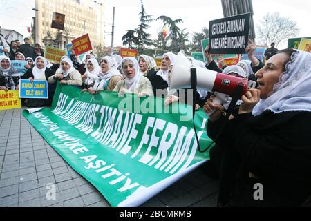 ISTANBUL, Türkei - Januar 17: Der Frieden Mütter (Türkisch: Baris Anneleri) ist ein Frauen Bürgerrechtsbewegung in Aktivismus bei Galatasaray Square am 17. Januar 2009 in Istanbul, Türkei. Stockfoto