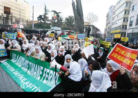 ISTANBUL, Türkei - Januar 17: Der Frieden Mütter (Türkisch: Baris Anneleri) ist ein Frauen Bürgerrechtsbewegung in Aktivismus bei Galatasaray Square am 17. Januar 2009 in Istanbul, Türkei. Stockfoto