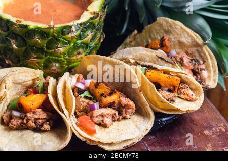 Tacos Al Pastor Shepherd's Tacos, bekannt als Adobada Tacos im Norden von Mexiko, würzte Schweinefleisch Tacos mit Ananas und würzigen Salsa Stockfoto