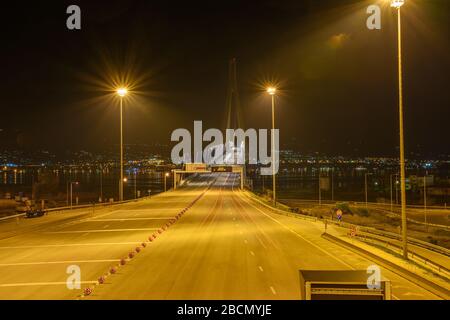 Die Mega-Strukturbrücke von Rio Antirio (Xarilaos Trikoupis Brücke) in der Nähe von Patras Stadt, die nachts in Achaea, Griechenland beleuchtet wird Stockfoto