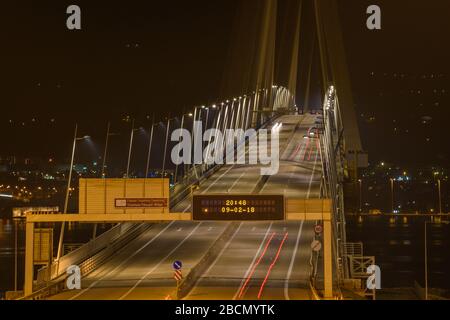 Die Mega-Strukturbrücke von Rio Antirio (Xarilaos Trikoupis Brücke) in der Nähe von Patras Stadt, die nachts in Achaea, Griechenland beleuchtet wird Stockfoto