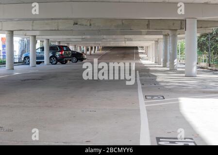 Sydney, Australien 5. April 2020: Auch an einem Sonntag ist dieser Parkplatz neben dem Bahnhof Gordon und dem Einkaufszentrum in Sydney, Australien, normalerweise voll, wenn nicht voll. Heute ist es während der COVID-19-Pandemie aufgrund der aktuellen Reise- und Bewegungsbeschränkungen der Bundesregierung praktisch leer Stockfoto