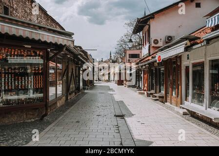 Sarajevo / Bosnien und Herzegowina - 04.03.2020: Leere Straße in der Altstadt, geschlossene Türen von Kleinunternehmern aufgrund der Coronavirus-Einschränkung kein Peop Stockfoto