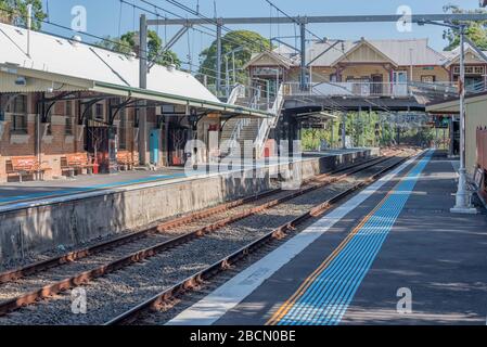 Sydney, Australien 5. April 2020: Selbst an einem Sonntagmorgen wäre der Bahnhof Gordon am Nordufer von Sydney normalerweise mit den Menschen beschäftigt, die einkaufen, in die Stadt oder zu anderen Orten in Sydney gehen. Heute aber sind die Bahnsteige aufgrund der Reise- und Bewegungsbeschränkungen der Bundes- und Landesregierungen leer. Stockfoto