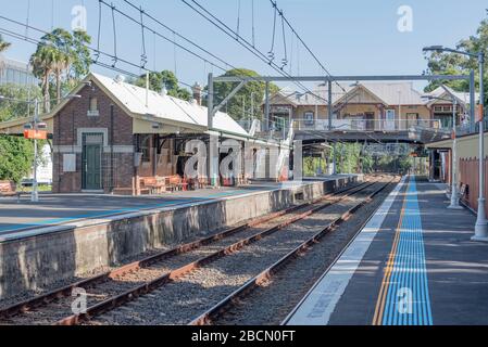 Sydney, Australien 5. April 2020: Selbst an einem Sonntagmorgen wäre der Bahnhof Gordon am Nordufer von Sydney normalerweise mit den Menschen beschäftigt, die einkaufen, in die Stadt oder zu anderen Orten in Sydney gehen. Heute aber sind die Bahnsteige aufgrund der Reise- und Bewegungsbeschränkungen der Bundes- und Landesregierungen leer. Stockfoto