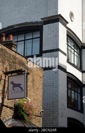 Voysey House, Barley Mow Passage, Chiswick, London, W4 4PN Entworfen von C. F. A. Voysey (Charles Francis Annesley Voysey). Stockfoto