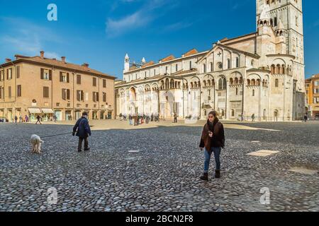 MODENA (MO), ITALIEN - 15. FEBRUAR 2019: Menschen, die auf dem Hauptplatz des historischen Zentrums von Modena spazieren gehen Stockfoto