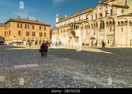 MODENA (MO), ITALIEN - 15. FEBRUAR 2019: Menschen, die auf dem Hauptplatz des historischen Zentrums von Modena spazieren gehen Stockfoto