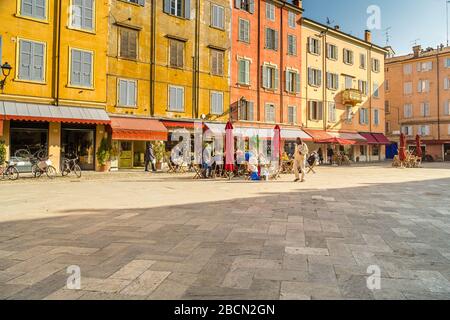 MODENA (MO), ITALIEN - 15. FEBRUAR 2019: Menschen, die auf dem Platz des historischen Zentrums von Modena spazieren Stockfoto
