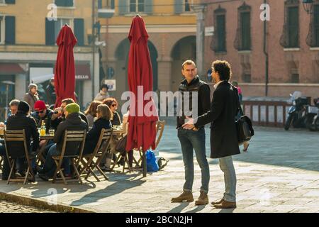 MODENA (MO), ITALIEN - 15. FEBRUAR 2019: Menschen, die auf dem Platz des historischen Zentrums von Modena spazieren Stockfoto