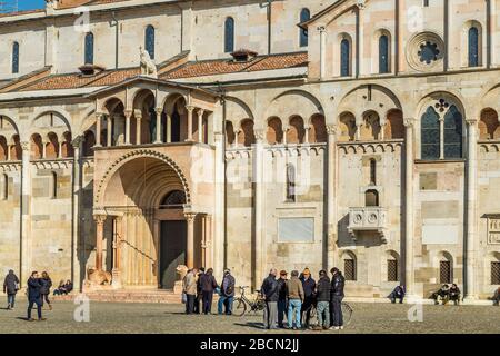 MODENA (MO), ITALIEN - 15. FEBRUAR 2019: Menschen, die auf dem Hauptplatz des historischen Zentrums von Modena spazieren gehen Stockfoto