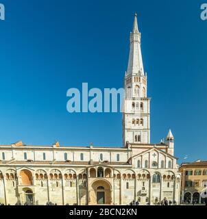 MODENA (MO), ITALIEN - 15. FEBRUAR 2019: Menschen, die auf dem Hauptplatz des historischen Zentrums von Modena spazieren gehen Stockfoto