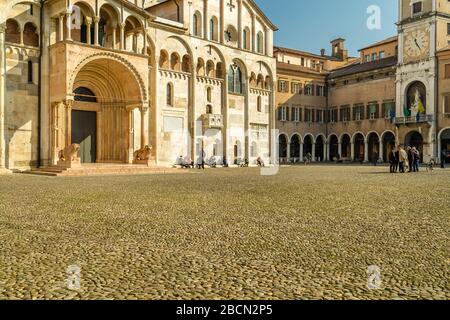 MODENA (MO), ITALIEN - 15. FEBRUAR 2019: Menschen, die auf dem Hauptplatz des historischen Zentrums von Modena spazieren gehen Stockfoto