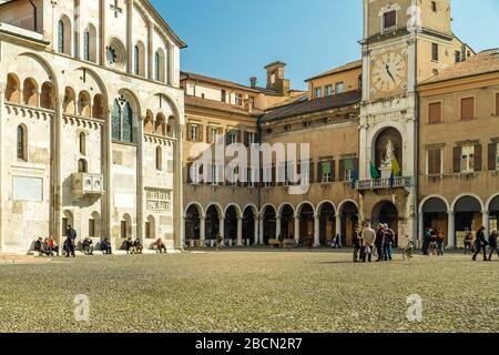 MODENA (MO), ITALIEN - 15. FEBRUAR 2019: Menschen, die auf dem Hauptplatz des historischen Zentrums von Modena spazieren gehen Stockfoto