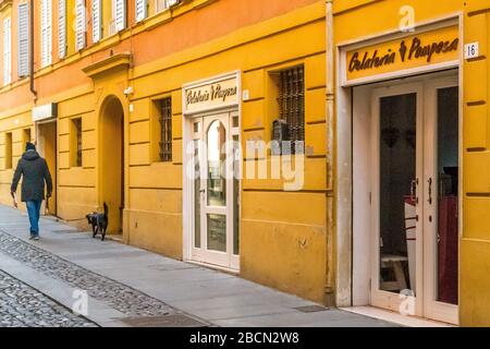 MODENA (MO), ITALIEN - 15. FEBRUAR 2019: Menschen, die in der Straße des historischen Zentrums von Modena spazieren gehen Stockfoto
