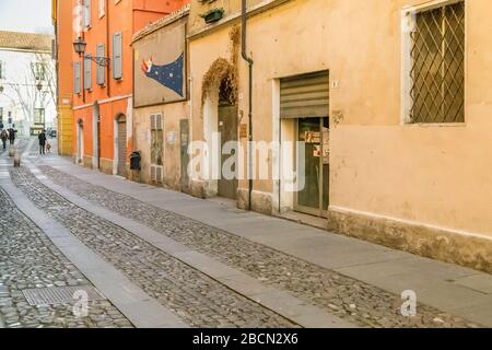 MODENA (MO), ITALIEN - 15. FEBRUAR 2019: Menschen, die in der Straße des historischen Zentrums von Modena spazieren gehen Stockfoto