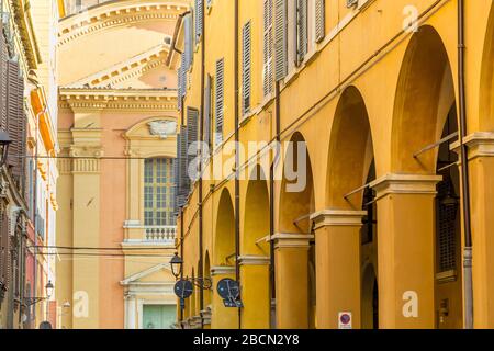 MODENA (MO), ITALIEN - 15. FEBRUAR 2019: Sonnenlicht ist ein erhelltes Haus in der Straße des historischen Zentrums von Modena Stockfoto