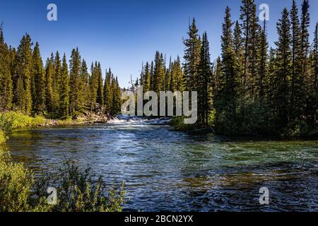 Der Broadwater River fließt in der Nähe von Cooke City Montana in der Nähe des Beartoot Highway. Stockfoto