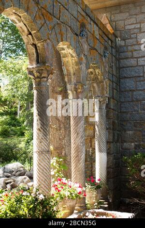 Sonnenlicht scheint auf die gewölbte Gartenmauer im Hammond Castle Museum in Gloucester, Massachusetts, USA. Stockfoto