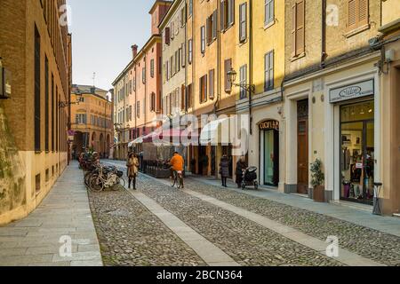 MODENA (MO), ITALIEN - 15. FEBRUAR 2019: Menschen, die in der Straße des historischen Zentrums von Modena spazieren gehen Stockfoto