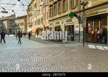 MODENA (MO), ITALIEN - 15. FEBRUAR 2019: Menschen, die in der Straße des historischen Zentrums von Modena spazieren gehen Stockfoto