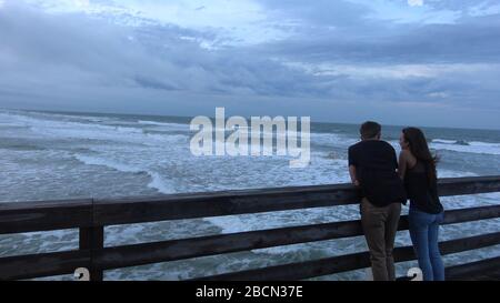 Junge Paare entspannen am Pier - DAYTONA BEACH, USA 14. APRIL 2016 - Reisefotografie Stockfoto