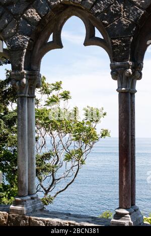 Ein kunstvoller steinerner Torbogen mit Blick auf den Atlantik im Hammond Castle Museum in Gloucester, Massachusetts, USA. Stockfoto