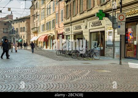 MODENA (MO), ITALIEN - 15. FEBRUAR 2019: Menschen, die in der Straße des historischen Zentrums von Modena spazieren gehen Stockfoto