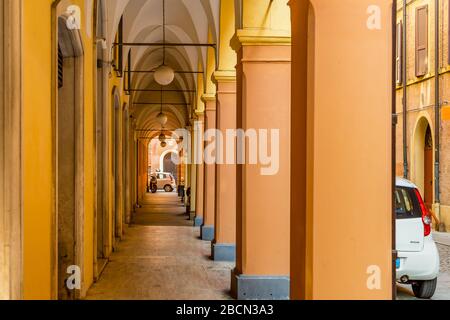 MODENA (MO), ITALIEN - 15. FEBRUAR 2019: Menschen, die in der Straße des historischen Zentrums von Modena spazieren gehen Stockfoto