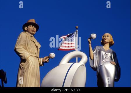 Standbilder von Humphrey Bogart und Greta Garbo im Citywalk in den Universal Studios in Los Angeles, Kalifornien Stockfoto