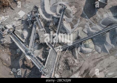 Luftaufnahme der Schotter-Steinbruchmaschine in einer Baustofffabrik Stockfoto