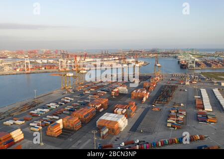 Luftaufnahmen von Container-Schiffsanlegestellen im Hafen von Los Angeles Stockfoto