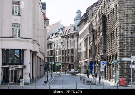 Leipzig, Deutschland. April 2020. In einer Einkaufsstraße in Leipzig, Ostdeutschland, 4. April 2020 sind nur wenige Fußgänger zu sehen. Mehr als 89.300 COVID-19-Fälle und mindestens 1.250 Todesfälle wurden am Samstagnachmittag deutschlandweit registriert, nach Auswertungen der Deutschen Presse-Agentur (DPA), die die neuesten Zahlen aus allen Bundesländern berücksichtigte. Credit: Kevin Voigt/Xinhua/Alamy Live News Stockfoto